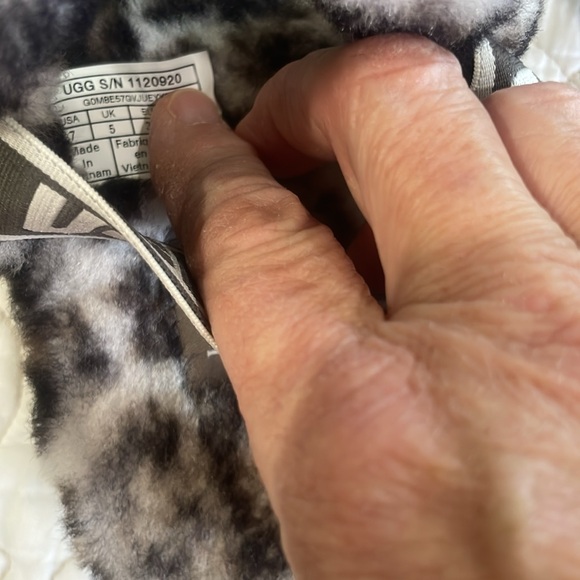 COPY - Like new Ugg slippers - Picture 3 of 4